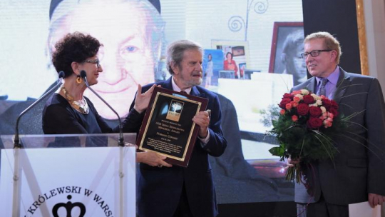 Założyciel fundacji Taube Philanthropies Tad Taube (C), amerykańska autorka książek historycznych Shana Penn (L) i laureat nagrody, amerykański nauczyciel Norman Conard (P) podczas gali wręczenia Nagrody im. Ireny Sendlerowej, 11 bm. na Zamku Królewskim w Warszawie. Fot. PAP/R. Pietruszka