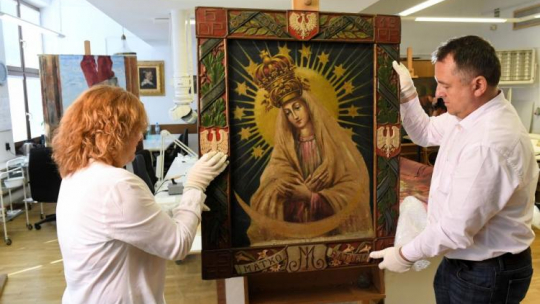 Kierownik pracowni konserwacji malarstwa MN Urszula Małecka i główny konserwator oraz wicedyrektor MN Janusz Czop podczas prezentacji Obrazu Matki Boskiej Tatiszczewskiej. Specjaliści muzeum zajmą się konserwacją obrazu Matki Bożej Ostrobramskiej namalowanej przez kpr. Piotra Sawickiego w 1941 roku w Tatiszczewie. Fot.  PAP/J. Bednarczyk