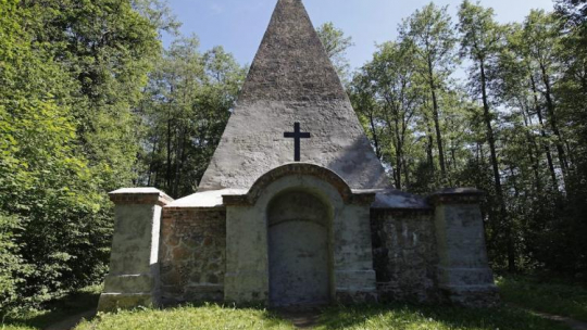 Piramida "mazurska piramida" - grobowiec rodzinny pruskiego rodu baronów von Fahrenheid, zaprojektowany przez duńskiego rzeźbiarza Bertela Thorvaldsena- zbudowany w 1811 w mazurskiej wsi Rapa. Fot. PAP/A. Reszko