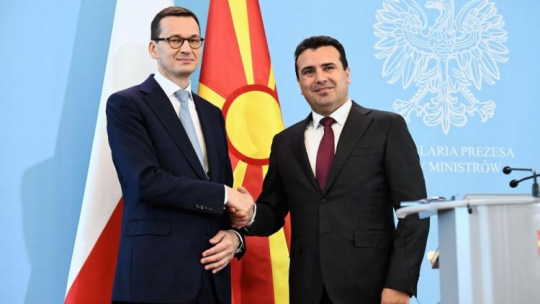 Premier RP Mateusz Morawiecki (L) i premier Macedonii Zoran Zaew (P) po wspólnej konferencji prasowej. Fot. PAP/J. Turczyk