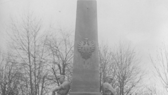 Fotografia grupowa harcerzy pod Pomnikiem Wolności w Czechowicach-Dziedzicach. Źródło: NAC