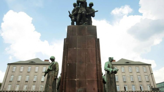 Pomnik "czterech śpiących". Fot. PAP/L. Szymański