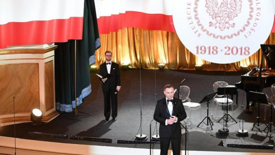 Prezydent RP Andrzej Duda podczas koncertu zorganizowanego w warszawskim Muzeum Łazienki Królewskie z okazji 100. rocznicy odzyskania przez Polskę niepodległości. Fot. PAP/B. Zborowski