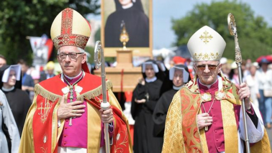 Metropolita katowicki biskup Wiktor Skworc (L) na czele procesji z relikwiami św. Faustyny w drodze z pl. Piłsudskiego do Świątyni Opatrzności Bożej w warszawskim Wilanowie, 3 bm. Fot. PAP/M. Obara