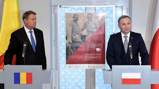 Prezydent Polski Andrzej Duda (P) i prezydent Rumunii Klaus Iohannis podczas otwarcia wystawy poświęconej 100-leciu polsko-rumuńskich relacji w Krajowej Izbie Gospodarczej. Fot. PAP/M. Obara