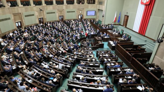 Posłowie na sali obrad Sejmu, 14 bm. Fot. PAP/P. Supernak