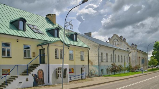 Sejny: dawne gimnazjum hebrajskie - siedziba Ośrodka „Pogranicze Sztuk, Kultur, Narodów”, dawna szkoła talmudyczna (jesziwa) oraz Biała Synagoga. 2017 r. Fot. PAP/J. Ochoński