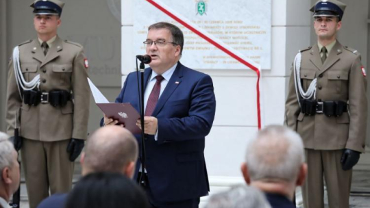 Sekretarz stanu w Kancelarii Prezydenta RP Andrzej Dera podczas odsłonięcia tablicy upamiętniającej założycielski Zjazd Związku Sybiraków w auli Politechniki Warszawskiej. Fot. PAP/T. Gzell