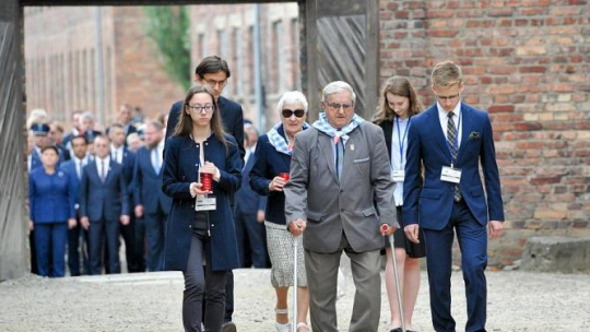 Obchody Narodowego Dnia Pamięci Ofiar Niemieckich Nazistowskich Obozów Koncentracyjnych i Obozów Zagłady w Państwowym Muzeum Auschwitz-Birkenau - byli więźniowie obozu podczas uroczystości zapalenia zniczy przed Ścianą Śmierci. Fot. PAP/M. Klag