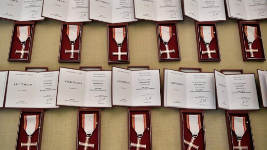 Uroczystość wręczenia Krzyży Wolności i Solidarności w Urzędzie Wojewódzkim we Wrocławiu. Fot. PAP/M. Kulczyński