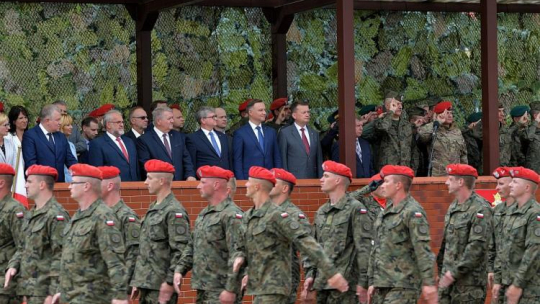 Prezydent Andrzej Duda (6L), szef Biura Bezpieczeństwa Narodowego Paweł Soloch (5L), minister obrony narodowej Mariusz Błaszczak (7L), poseł PiS Michał Jach (8L) podczas święta Żandarmerii Wojskowej w kompleksie koszarowym ŻW w Mińsku Mazowieckim. Fot. PAP/P. Piątkowski