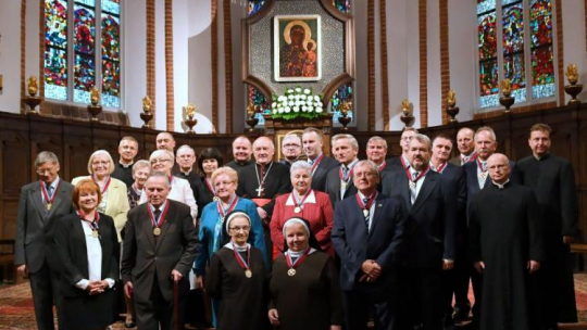 Odznaczeni medalami "Za zasługi dla Archidiecezji Warszawskiej". Fot. PAP/R. Pietruszka