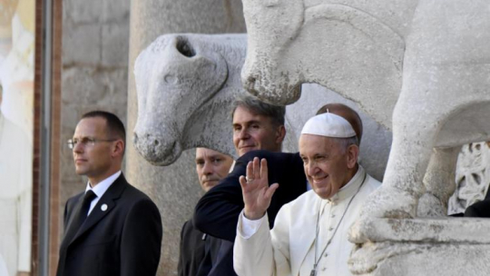 Papież Franciszek przybywa do bazyliki św. Mikołaja w Bari. Fot. PAP/EPA/C. Fusco