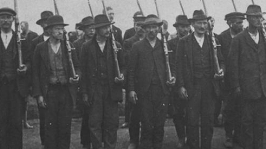 Grupa powstańców śląskich z I Powstania. 1919 r. Fot. CAW