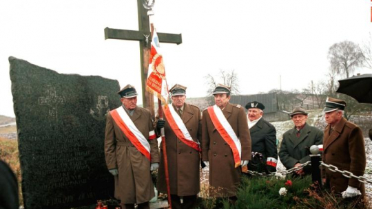 Krawczuny k/Wilna 11.11.1995. Żołnierze Armii Krajowej z kraju i Wileńszczyzny przy pomniku ustawionym przez Polaków upamiętniającym największą bitwę wileńskiej AK z Niemcami. Żołnierze ze sztandarem akcji „Ostra Brama”. Fot. PAP/Z. Lenkiewicz