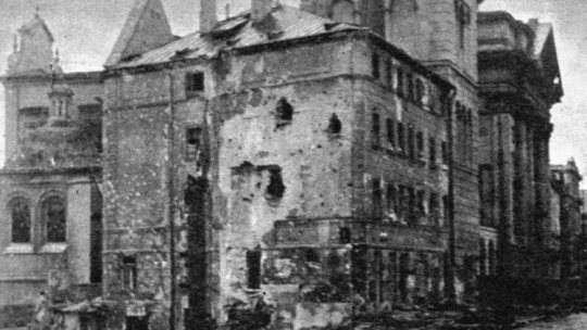 Warszawa, wrzesień 1944 r. Opustoszały plac Zamkowy przy rogu Krakowskiego Przedmieścia. Fot. PAP/CAF