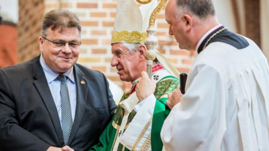 Uroczyste obchody 85. rocznicy lotu przez Atlantyk litewskich pilotów Steponasa Dariusa i Stasysa Girenasa - minister spraw zagranicznych Litwy Linas Antanas Linkevicius (L) odznacza "Gwiazdą Dyplomacji Litwy" abp. Andrzeja Dzięgę (C), po mszy świętej w Katedrze św. Jakuba w Szczecinie. Fot. PAP/J. Muszyński