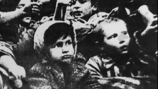 Dzieci w Auschwitz. Fot. PAP/CAF