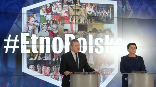 Wicepremier Beata Szydło (P) oraz wicepremier, minister kultury Piotr Gliński (L) podczas konferencji prasowej poświęconej programowi „Kultura-Interwencje 2018. EtnoPolska” w KPRM w Warszawie. Fot. PAP/J. Kamiński