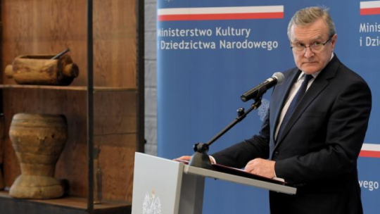Wicepremier, minister kultury Piotr Gliński podczas uroczystości przekazania 124 eksponatów i 14 zdjęć z odzyskanej kolekcji etnograficznej Muzeum Archeologicznemu i Etnograficznemu w Łodzi, 10 bm. Fot. PAP/G. Michałowski