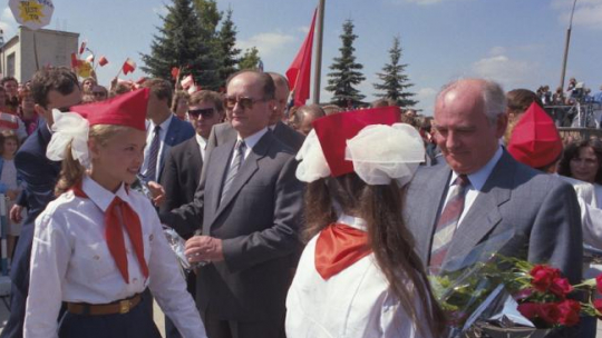 Wizyta sekretarza generalnego Komunistycznej Partii Związku Radzieckiego Michaiła Gorbaczowa w Polsce (11-16.07.1988). Powitanie na lotnisku Okęcie. Nz. Michaił Gorbaczow (P) i przewodniczący Rady Państwa PRL, I sekretarz Komitetu Centralnego Polskiej Zjednoczonej Partii Robotniczej Wojciech Jaruzelski (2P) otrzymują kwiaty od radzieckich pionierek. Fot. PAP/J. Morek