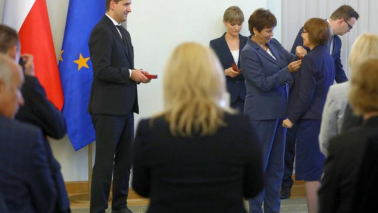 Szefowa Kancelarii Prezydenta RP Halina Szymańska (3L) i prezes GUS Dominik Rozkrut (L) podczas uroczystości uhonorowania pracowników statystyki publicznej odznaczeniami prezydenta RP z okazji 100. rocznicy utworzenia GUS. Fot. PAP/R. Guz