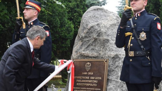 Marszałek Sejmu Marek Kuchciński (C-L) podczas odsłonięcia tablicy upamiętniającej 550-lecie Parlamentaryzmu Rzeczypospolitej, 8 bm. w Kole. Fot. PAP/G. Michałowski