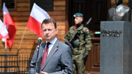 Minister obrony narodowej Mariusz Błaszczak podczas wizyty w Tuszowie Narodowym w ramach uroczystości z okazji 75. rocznicy śmierci generała Władysława Sikorskiego, 1 bm. Fot. PAP/D. Delmanowicz