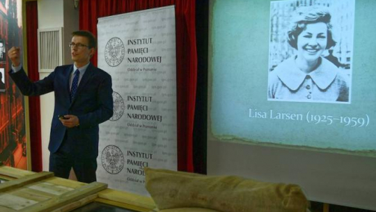 Dr Piotr Grzelczak z Oddziałowego Biura Badań Historycznych IPN w Poznaniu podczas spotkania - Czerwiec 1956. Prezentacja nieznanych dotąd w Polsce zdjęć, wykonanych w Poznaniu przez Lisę Larsen, amerykańską fotoreporterkę czasopisma "Life" w pierwszą rocznicę „Czarnego Czwartku” 28.06.1956 r., w Muzeum Powstania Poznańskiego. Fot. PAP/J. Kaczmarczyk