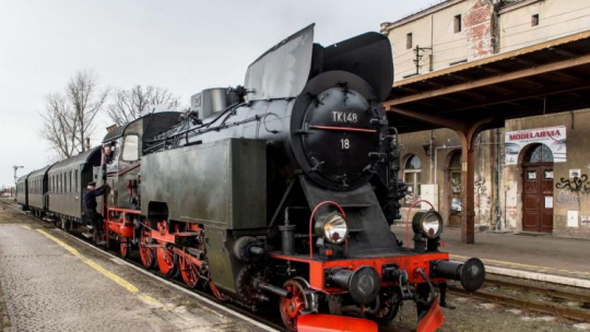 Parowóz z lat 50. oraz wagony z lat 20. i 30. ubiegłego stulecia. Fot. PAP/M. Kulczyński