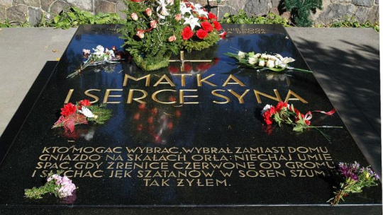 Grobowiec matki Józefa Piłsudskiego i jego serca na wileńskiej Rossie. 2003 r. Fot. PAP/J. Undro