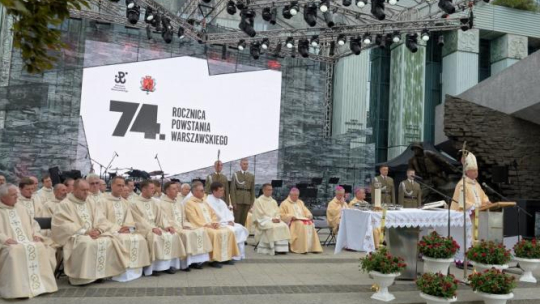 Uroczysta polowa msza św. pod przewodnictwem biskupa polowego Wojska Polskiego Józefa Guzdka (P), odprawiona przed pomnikiem Powstania Warszawskiego na pl. Krasińskich w Warszawie w przeddzień 74. rocznicy wybuchu Powstania Warszawskiego. Fot. PAP/M. Obara