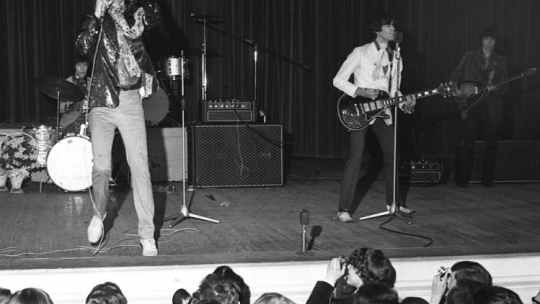 Warszawa, 1967 r. PKiN, Sala Kongresowa. Zespół The Rolling Stones podczas koncertu. Z lewej wokalista Mick Jagger. Fot. PAP/C. M. Langda