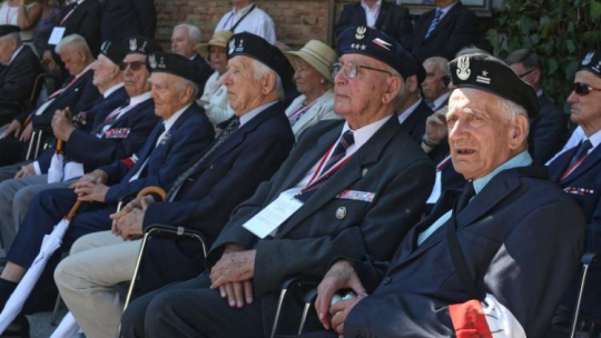 Kombatanci podczas uroczystość przy bramie do miasta Ankona. Fot. PAP/A. Guz