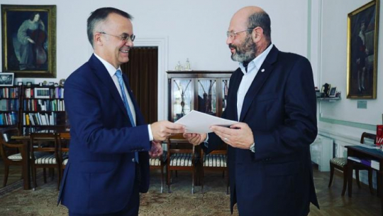 Wicemin. J. Sellin wręcza nominację Piotrowi Baronowi Fot. Danuta Matloch