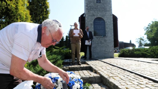 Będzin, 02.08.2018. Uroczystości związane z 75. rocznicą likwidacji getta. Ich uczestnicy przeszli w „Marszu życia” na miejscowy dworzec kolejowy, gdzie odsłonięto tablicę pamiątkową. Fot. PAP/A. Grygiel