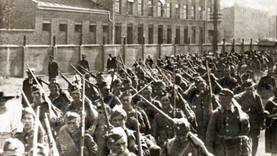 Piechota polska w marszu na front przed bitwą warszawską. Źródło: Wikimedia Commons