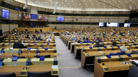Sala plenarna Parlamentu Europejskiego. Fot. PAP/EPA/O. Hoslet