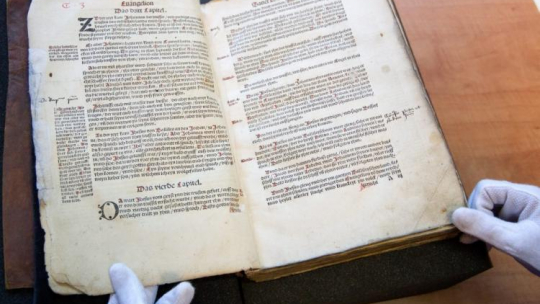 Cieszyn (woj. śląskie), 16.05.2014. Najstarsze, pochodzącego z września 1522 r., wydanie Nowego Testamentu w przekładzie Marcina Lutra, odnalezione w zbiorach Książnicy Cieszyńskiej. Fot. PAP/A. Grygiel
