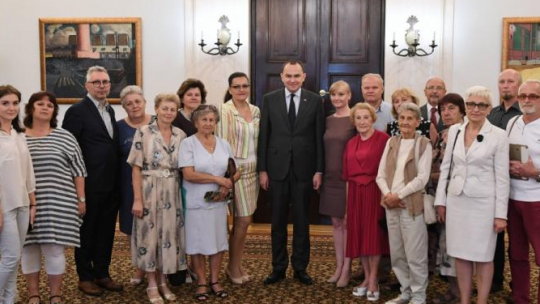 Warszawa, 27.08.2018. Szef Gabinetu Prezydenta RP Adam Kwiatkowski (C) pozuje do zdjęcia podczas spotkania z Polakami z Ukrainy - uczestnikami projektu w ramach programu Niepodległa. Fot. PAP/R. Pietruszka