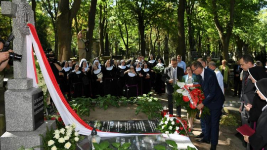Prezes IPN Jarosław Szarek podczas odsłonięcia i poświęcenia tablicy nagrobnej matki Matyldy Getter na Cmentarzu Powązkowskim w Warszawie. Fot. PAP/R. Pietruszka