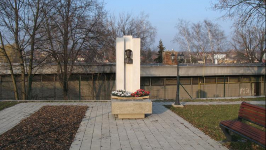 Memoriał Jána Goliana w Golianowie (do 1948 r. Lapášske Ďarmoty), Słowacja. J. Golian był jednym z przywódców Słowackiego Powstania Narodowego 1944 r. Źródło: Wikimedia Commons