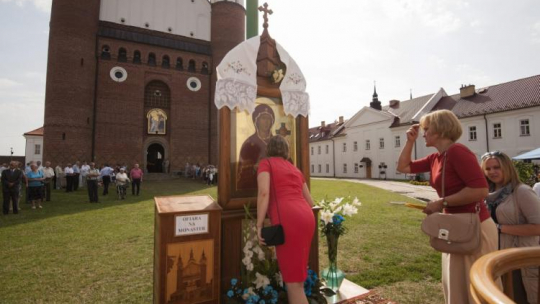 Supraśl (woj. podlaskie). Wierni oddają cześć ikonie wystawionej przed Cerkwią Zwiastowania na terenie monasteru Zwiastowania Przenajświętszej Bogurodzicy i św. Jana Teologa. Fot. PAP/M. Zieliński
