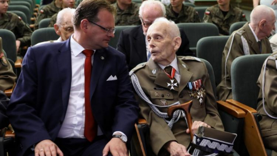 Warszawa, 14.08.2018. Szef Urzędu ds. Kombatantów i Osób Represjonowanych Jan Józef Kasprzyk (L) i generał brygady WP Tadeusz Bieńkowicz ps. „Rączy” (P) podczas spotkania Dam i Kawalerów Orderu Wojennego Virtuti Militari. Fot. PAP/R. Guz