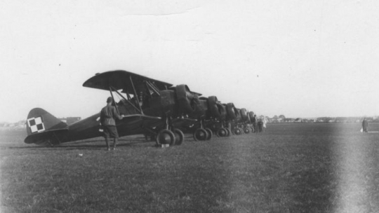Komendant Centrum Wyszkolenia Oficerów Lotnictwa w Dęblinie ppłk obs. Stefan Sznuk (w oddali) wypuszcza do lotu pierwsze samoloty typu PWS 26. 1937 r. Fot. NAC