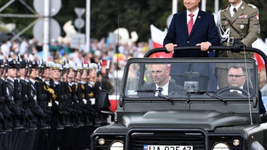 . Prezydent RP, zwierzchnik sił zbrojnych Andrzej Duda (L) w towarzystwie szefa Sztabu Generalnego, naczelnego dowódcy na czas wojny gen. broni Rajmunda Andrzejczaka (P) dokonuje przeglądu pododdziałów wojskowych, przed rozpoczęciem Wielkiej Defilady Niepodległości. Fot. PAP/J. Turczyk