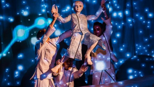 Scena ze spektaklu „Dwie wyspy” Teatru Lalki i Aktora „Kubuś” w Kielcach. Źródło: Teatr „Kubuś” 