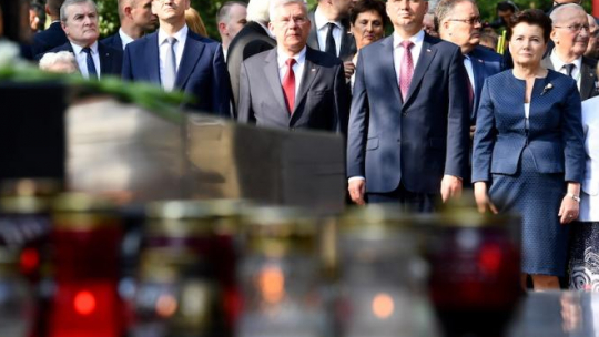 Prezydent Andrzej Duda (3P), premier Mateusz Morawiecki (5P), wicepremier, minister kultury Piotr Gliński (6P), prezydent Warszawy Hanna Gronkiewicz-Waltz (2P)marszalek Senatu Stanisław Karczewski (4P) podczas uroczystości upamiętniających 74. rocznicę wybuchu Powstania Warszawskiego w godzinie "W" przed pomnikiem Gloria Victis na Wojskowych Powązkach, 1 bm. w Warszawie. Fot. PAP/J. Turczyk