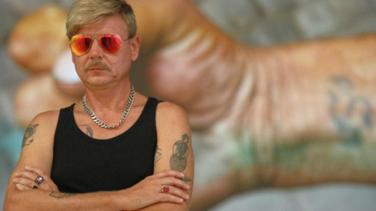 Maurycy Gomulicki podczas wernisażu wystawy „Dziary” w Zachęcie - Narodowej Galerii Sztuki w Warszawie. Fot. PAP/L. Szymański