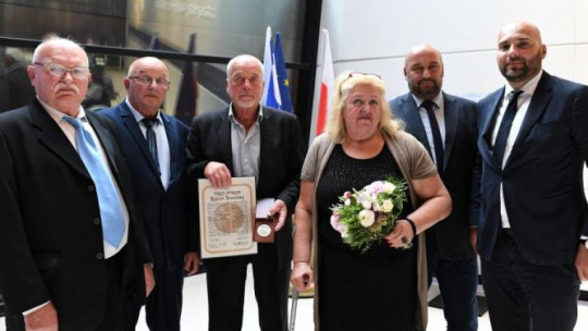 Dzieci Katarzyny i Waleriana Góry od lewej: Julian Góra, Stanisław Góra, Edward Góra, Lucyna Podkowa oraz wnuki Cezary Góra i Adam Góra, odebrali medal przyznany pośmiertnie ich rodzicom i dziadkom podczas uroczystości nadania tytułu Sprawiedliwy Wśród Narodów Świata w Europejskim Centrum Solidarności w Gdańsku. Fot. PAP/A. Warżawa